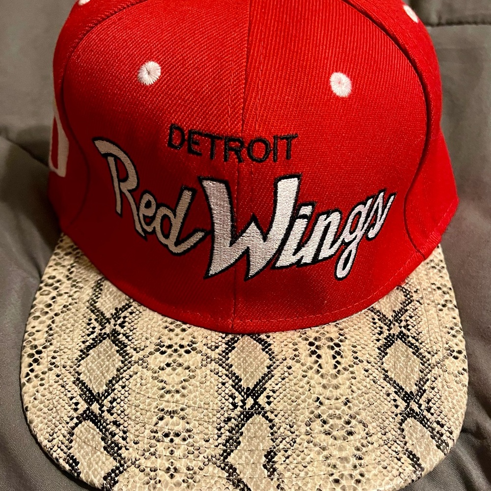 Mitchell & Ness Red Detroit Red Wings Cap with Snakeskin Brim